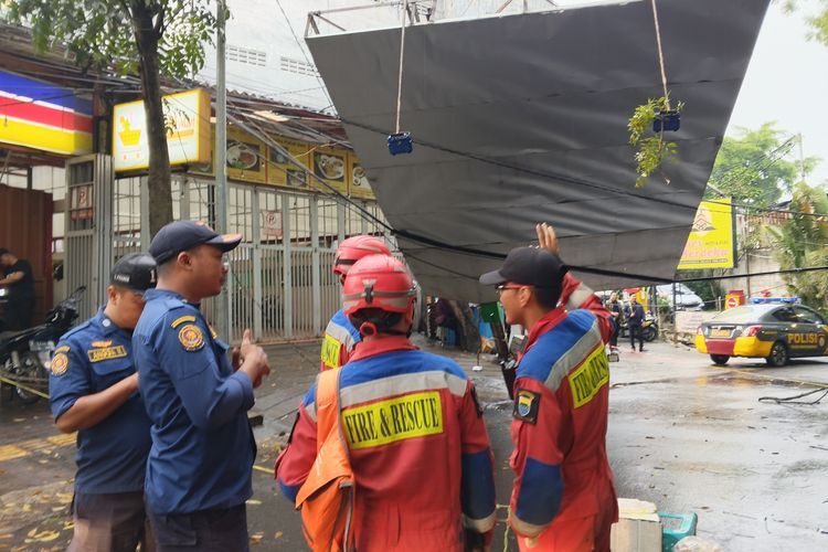 Hujan Angin Hantam Bandung, Papan Reklame Depan BEC Roboh