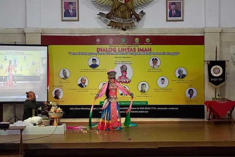 Didik Nini Thowok saat menari Apsara pada kegiatan Dialog Lintas Iman di Banguntapan Bantul, Sabtu (19/1/2022) malam.