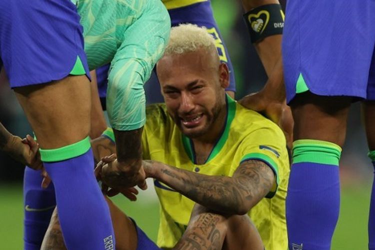 Ekspresi Neymar usai laga perempat final Piala Dunia 2022 Kroasia vs Brasil di Education City Stadium, Doha, pada Jumat (9/12/2022) malam WIB. Timnas Brasil kalah adu penalti dalam laga tersebut. Alhasil, Neymar dkk tersingkir dari Piala Dunia 2022 Qatar.