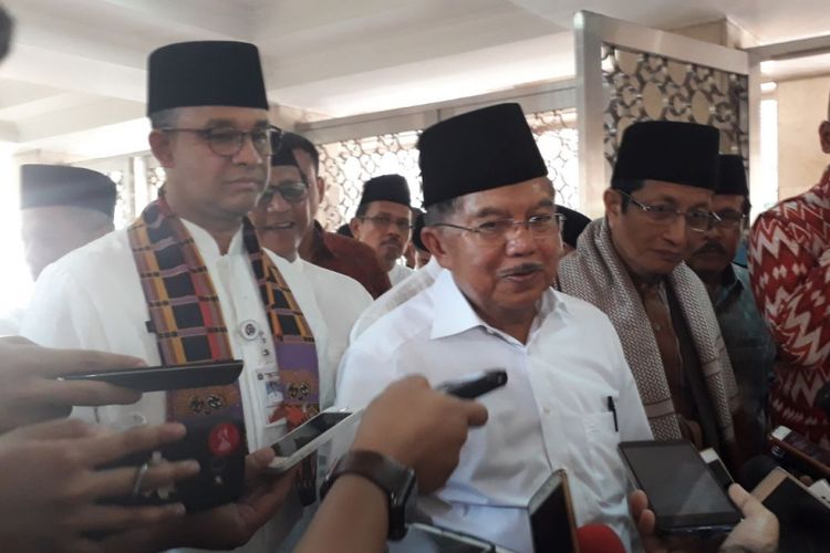 Wakil Presiden Jusuf Kalla (tengah) dan Gubernur DKI Jakarta Anies Baswedan (kiri) seusai pelantikan pengurus Dewan Masjid Indonesia (DMI) di Masjid Istiqlal, Jakarta Pusat, Jumat (12/1/2018).