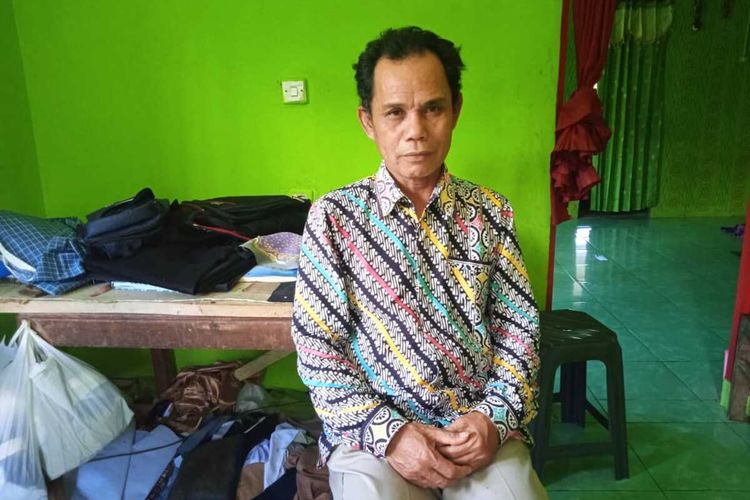 Sutardi (58), salah seorang honorer asal Kecamatan Bojonggambir, Kabupaten Tasikmalaya.
