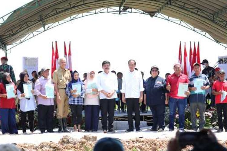 Presiden Joko Widodo (Jokowi) menyerahkan 1.043 sertifikat tanah kepada masyarakat Kabupaten Blora. Sertipikat diserahkan Presiden RI secara langsung kepada 10 perwakilan masyarakat Blora di Gabusan, Blora, Jawa Tengah, pada Jumat (10/03/2023). 