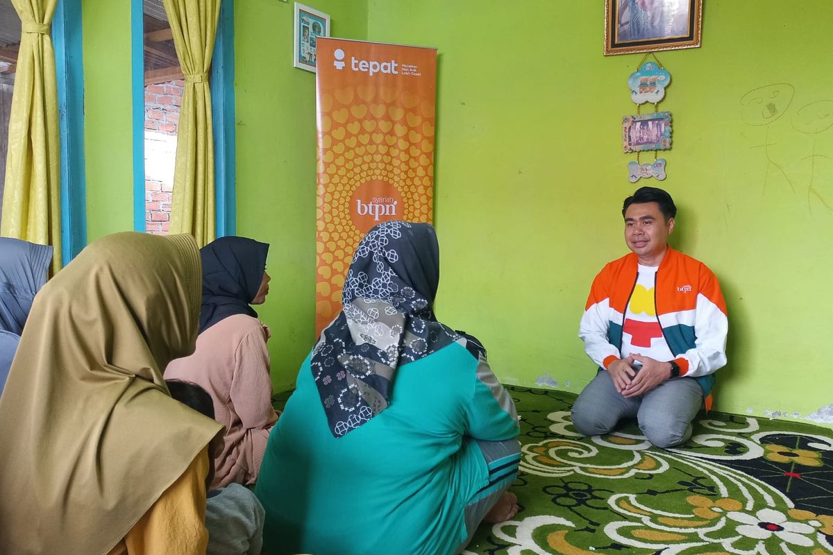 Corporate & Marketing Communication Head BTPN Syariah Ainul Yaqin dalam pertemuan rutin sentra Pudak 06 Fajar, Dusun Pudak, Kec Kumpeh Ulu, Kab. Muaro Jambi, Kamis (9/3/2023).  