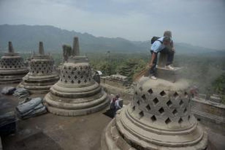 Pembersihan debu vulkanik dari letusan Gunung Kelud di Candi Borobudur, Magelang, Jawa Tengah, mulai dilakukan, Senin (17/2/2014). Candi tersebut masih ditutup bagi pengunjung selama proses pembersihan berlangsung. 