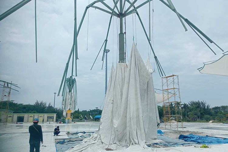Payung elektrik di halaman Masjid Agung Annur Pekanbaru, Riau, yang rusak akibat diterpa badai, Senin (27/3/2023).