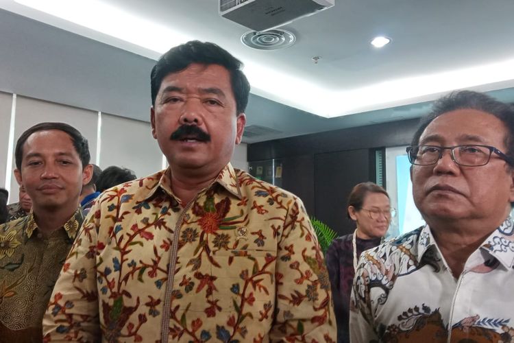 Menteri ATR/Kepala BPN Hadi Tjahjanto dengan Ketua Umum PGI Gomar Gultom menandatangani MoU kerjasama di Jakarta, Senin (7/11/2022).

