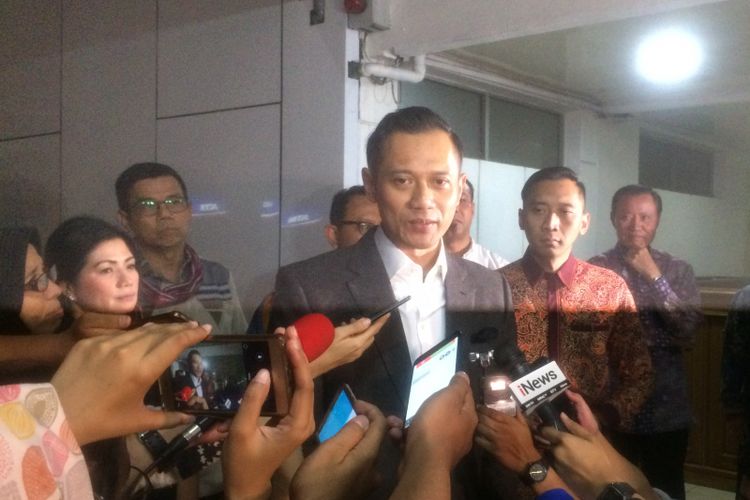 Komandan Satuan Tugas Bersama (Kogasma) Partai Demokrat Agus Harimurti Yudhoyono di gedung medical check up RSPAD Gatot Subroto, Jakarta, Rabu (18/7/2018) malam.