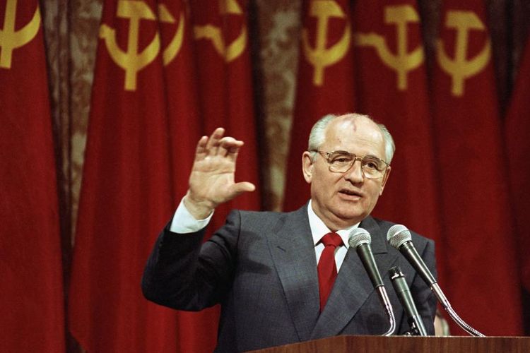 Presiden Soviet Mikhail Gorbachev berbicara kepada sekelompok 150 eksekutif bisnis di San Francisco, Senin, 5 Juni 1990. Kantor berita Rusia TASS, RIA Novosti, dan Interfax melaporkan bahwa mantan Presiden Soviet Mikhail Gorbachev meninggal pada usia 91 tahun, Rabu (31/8/2022) mengutip Rumah Sakit Klinik Pusat. 