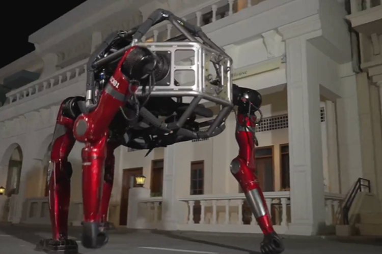 Robot mecha Unitree Robotics GD01 yang sedang berubah mode jadi berkaki empat.