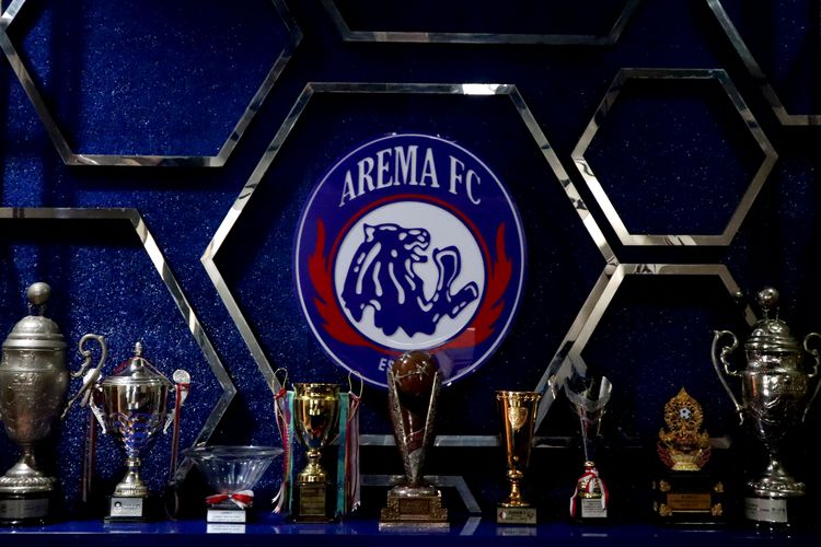 Logo dan deretan piala yang diperoleh Arema FC.