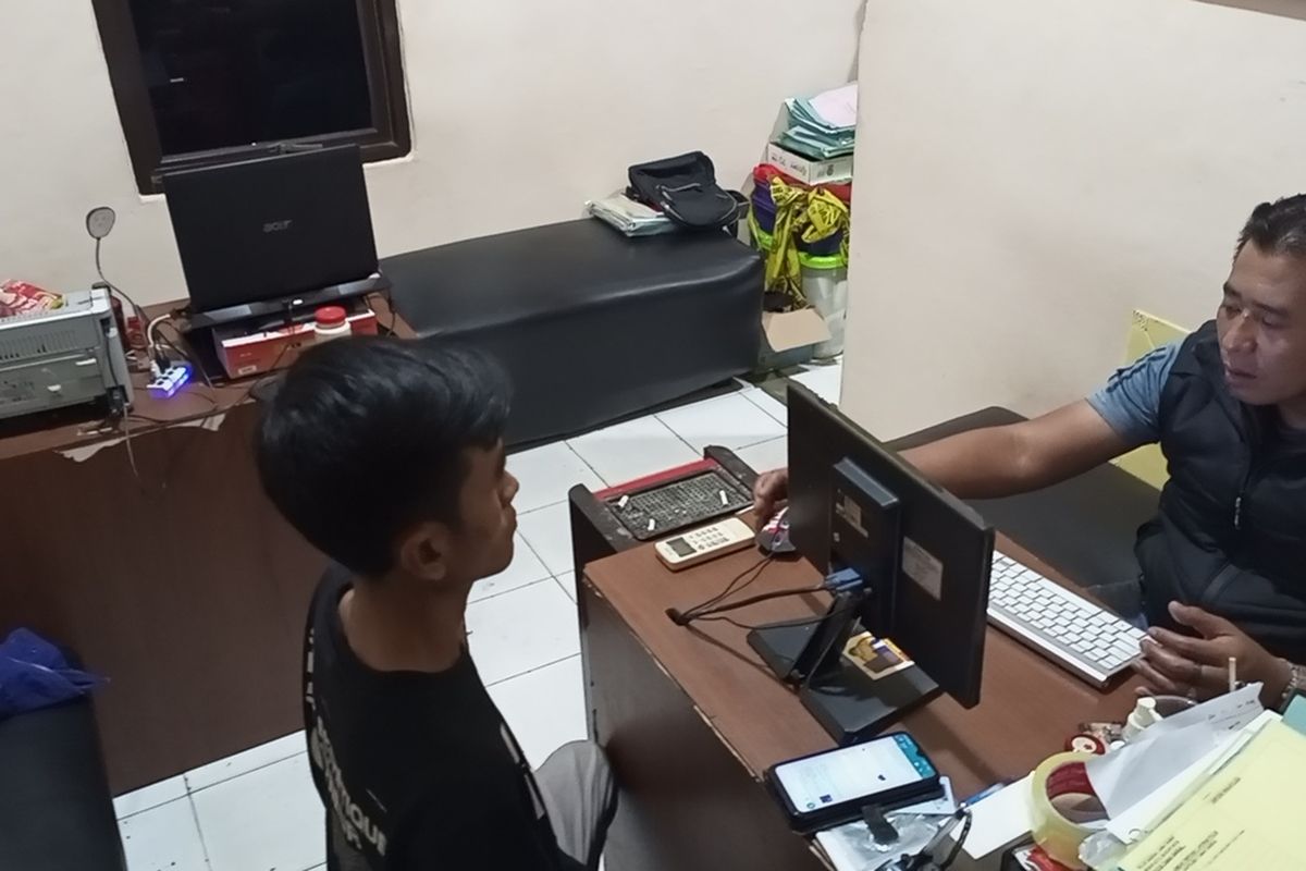 Mustofa, suami dari Fitri Sandayani saat dimintai keterangan di Mapolsek Tanah Sareal, Kota Bogor, Jawa Barat, Kamis (5/10/2023).