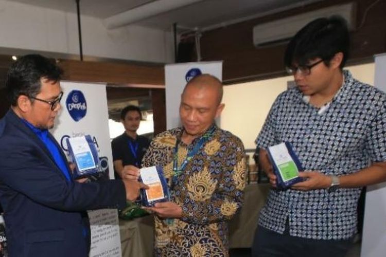 Kepala Bidang Pengembangan Informasi Usaha Kementerian Koperasi dan UKM RI, M. Fatihi (tengah) bersama Karyanto Wibowo, Direktur Sustainable Development Danone Indonesia (kiri) dan CEO Entrepreneur Solutions SIRCLO, Ferry Tenka usai menghadiri sesi pelatihan dan pendampingan bagi UMKM bertema Membangun UMKM Masa Depan di MULA by Galeria Jakarta, Jakarta belum lama ini. 