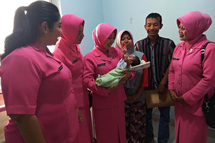 Bayi Arini digendong istri Kapolres Magetan Diana Riffai. Kapolres Magetan memastikan bayi Arini akan dioperasi pemulihan bibir sumbingnya di rumah sakit Surabaya dengan pembiayaan dari Kick Andy Fondation.