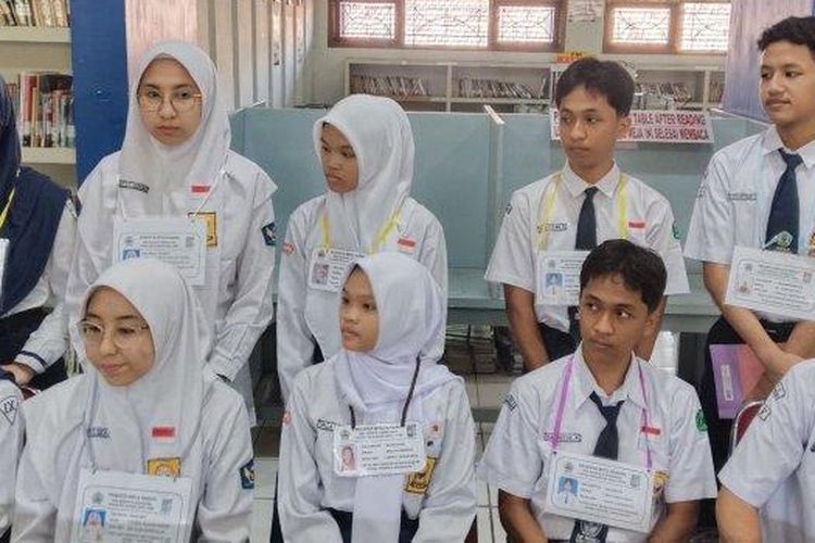 Para Siswa Baru Kembar di SMA Negeri 3 Semarang mengikuti Masa Pengenalan Lingkungan Sekolah (MPLS)
