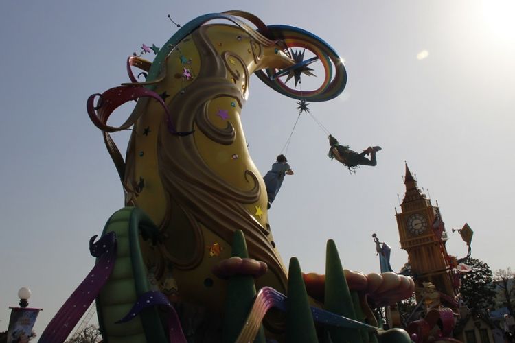Peter Pan sebagai salah satu tokoh Disney tampil dalam parade di Tokyo Disneyland, Jumat (13/4/2018). Parade ini digelar dalam rangka perayaan ke-35 tahun Tokyo Disneyland.