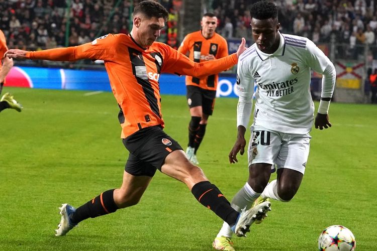 Vinicus Junior saat beraksi dalam pertandingan Shakhtar Donetsk vs Real Madrid pada lanjutan fase grup Liga Champions 2022-2023 di Warsaw, Polandia, Selasa (11/10/2022). Real Madrid bersama Man City sudah dipastikan lolos ke babak 16 besar Liga Champions 2022-2023. 