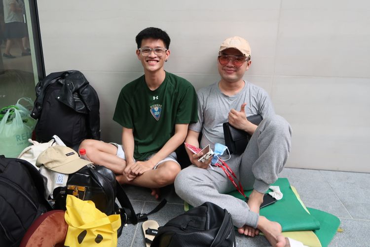Jonny (kiri), remaja 20 tahun asal Vietnam yang sudah empat hari menginap di depan Apple Store Orchard Road, Singapura, bersama sembilan kawanannya.