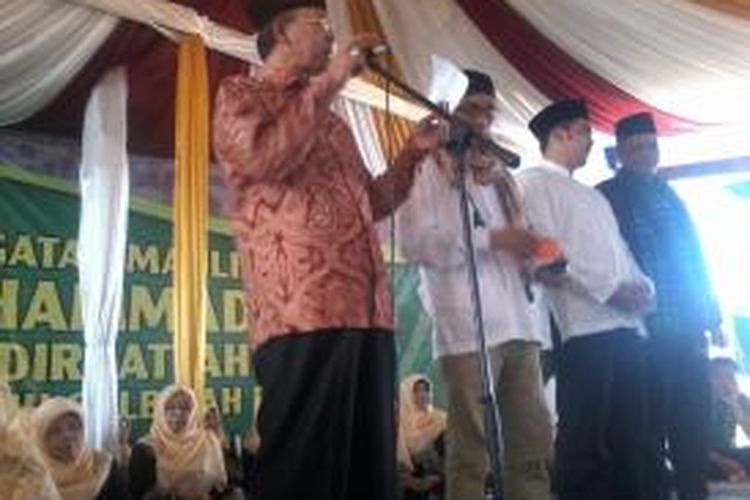 Ketua Umum DPP PPP Suryadharma Ali memperkenalkan para caleg-nya ketika hadir pada acara Maulid Nabi di Pondok Pesantren At-Tahiriyah, Jakarta, Sabtu (4/1/2013). 
