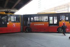 Gagal Menikung, Bus Transjakarta Gandeng Tersangkut 