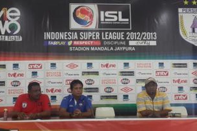 Asisten pelatih Persipura Jayapura, Chris Leo Yarangga (kiri) bersama asisten pelatih All Star ISL, Alan Halifudin (tengah) saat jumpa pers menjelang laga Perang Bintang 2013 di Stadion Mandala Jayapura, Jumat (20/9/2013). 