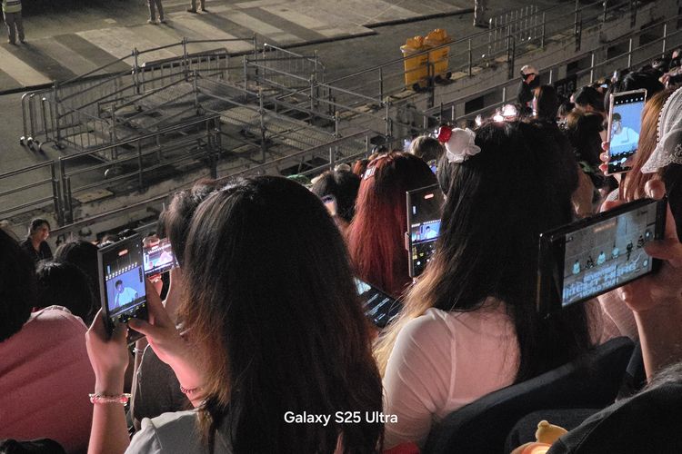 Sejauh Mata Memandang, Carat Bawa Galaxy S Ultra di Konser Seventeen Bangkok. Jadi HP Konser Favorit?