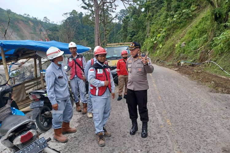 Kapolsek Candipuro berkoordinasi dengan pekerja proyek pembangunan Jembatan Gladak Perak perihal retaknya jalan, Kamis (20/10/2022) 