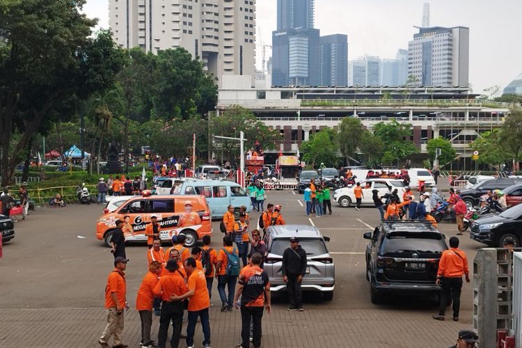 Sejumlah buruh tengah bersiap-siap untuk pulang sambil mendengarkan lagu dangdut dari mobil komando di Istora Senayan, Tanah Abang, Jakarta Pusat, Senin (1/5/2023). (KOMPAS.com/XENA OLIVIA)
