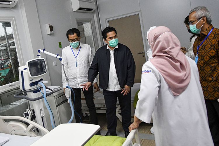 Menteri BUMN Erick Thohir (kedua kiri) meninjau salah satu ruang modular di Rumah Sakit Pertamina Jaya, Cempaka Putih, Jakarta, Senin (6/4/2020). Rumah Sakit darurat COVID-19 tersebut berkapasitas sebanyak 160 tempat tidur dalam ruangan dan 65 kamar isolasi bertekanan negatif untuk merawat pasien positif COVID-19 sesuai standar yang ditetapkan oleh Organisasi Kesehatan Dunia atau WHO.