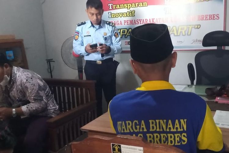 TM salah satu pelajar SMP di Brebes mengikuti ujian akhir semeseter di dalam Lapas Kelas IIB Brebes karena jadi tersangka tawuran, Selasa (6/12/2022) (Dok. Lapas Brebes)