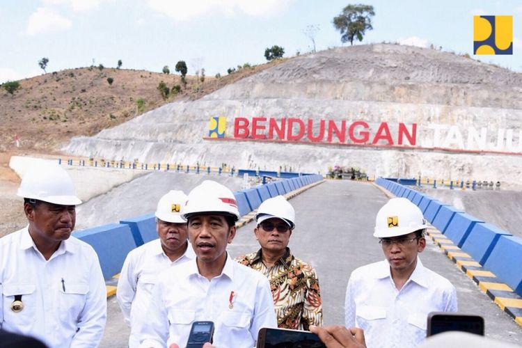Presiden Joko Widodo saat meresmikan Bendungan Tanju di Kabupaten Dompu, Nusa Tenggara Barat, Senin (30/7/2018).