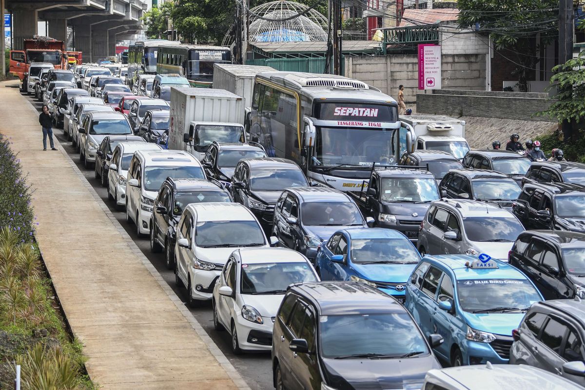 Sejumlah kendaraan terjebak kemacetan di Jalan Raya Kalimalang, Bekasi, Jawa Barat, Sabtu (7/5/2022). Ruas jalan arteri Kalimalang arah Bekasi terpantau mengalami kepadatan kendaraan hingga sekitar empat kilometer imbas dari diberlakukannya sistem satu jalur (one way) di Tol Jakarta-Cikampek.