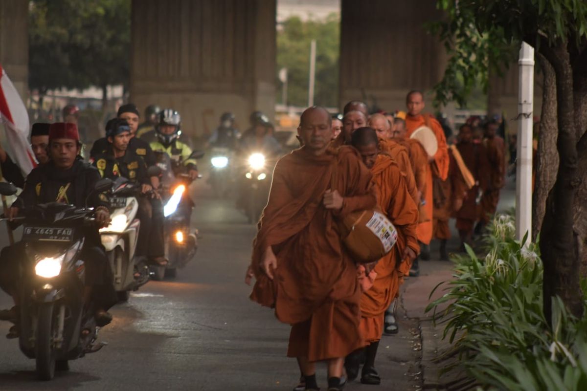 Puluhan biksu lintas negara yang berjalan kaki dari Thailand dan melintas di Kota Bekasi, Jumat (12/5/2023). Adapun tujuan akhir dari perjalanan biksu itu adalah Candi Borobudur, Magelang, Jawa Tengah untuk merayakan Hari Raya Waisak di tanggal 4 Juni mendatang.