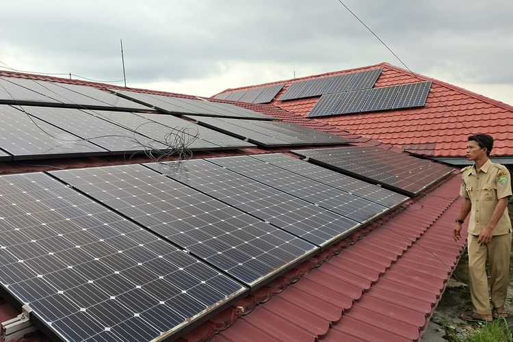 Panel surya di atap kantor bupati Bengkulu Tengah