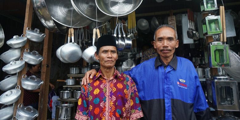 Tukijan dan Syamsul Arifin (jaket biru), perajin Sayangan, Banyuwangi, Jawa Timur, Juma (4/8/2017), yang masih aktif membuat kerajinan peralatan dapur.