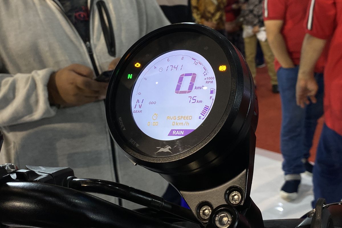 Panel digital spidometer milik TVS Ronin, sudah terhubung dengan aplikasi smart connect