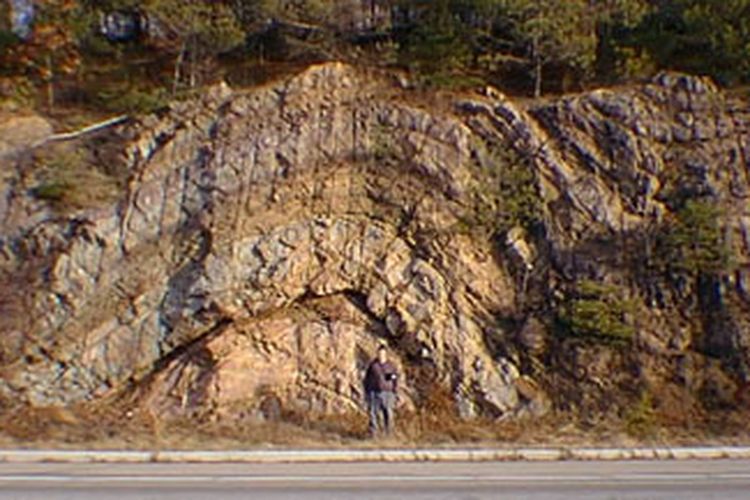 Ilustrasi antiklin pada lapisan batuan