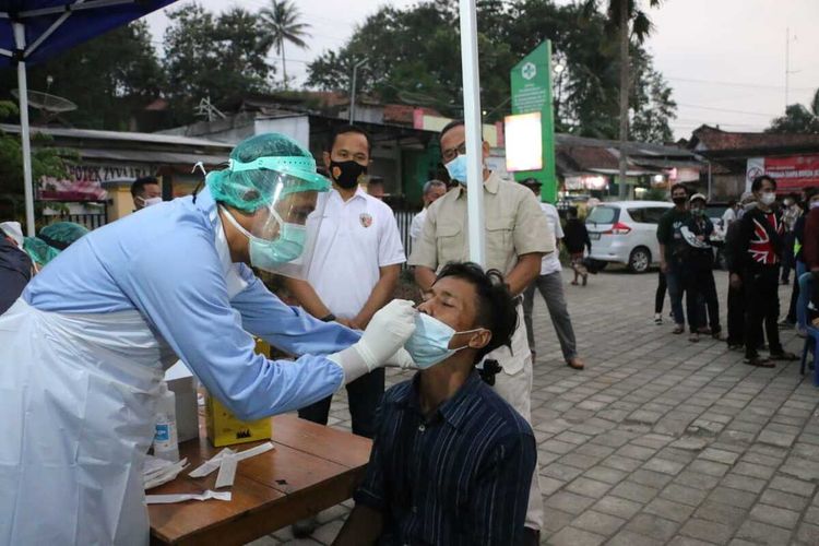 Pemudik menjalani tes cepat antigen di Puskesmas Karangsembung, Kabupaten Kebumen, Jawa Tengah, Minggu (2/5/2021).