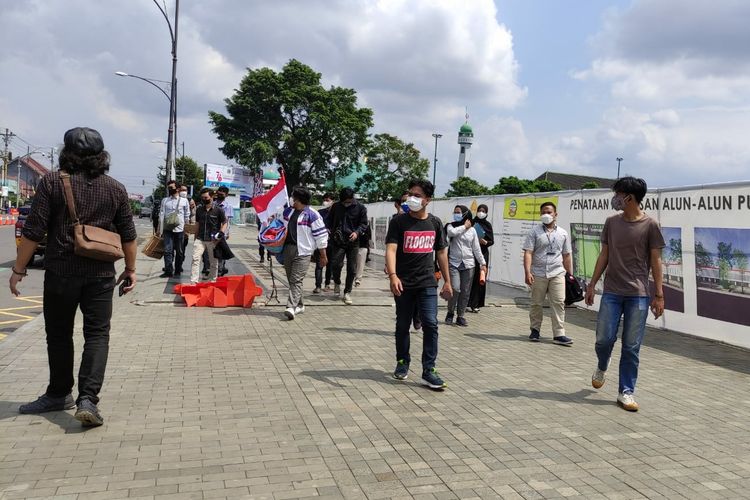 Sejumlah mahasiswa akan akan demonstrasi meninggalkan area Alun-alun Purwokerto, Kabupaten Banyumas, Jawa Tengah, Rabu (18/8/2021).