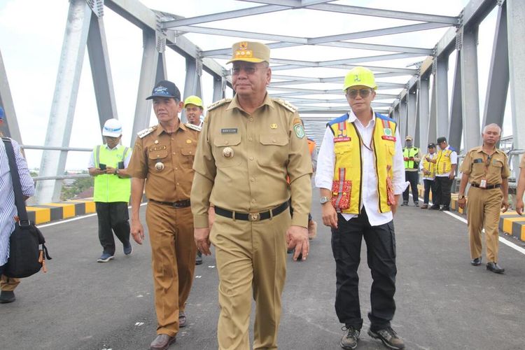 Penjabat Gubernur Kalbar Harisson bersama Penjabat Wali Kota Pontianak Ani Sofian meninjau persiapan peresmian duplikasi Jembatan Kapuas I Pontianak oleh Presiden Joko Widodo, Senin (18/3/2024).