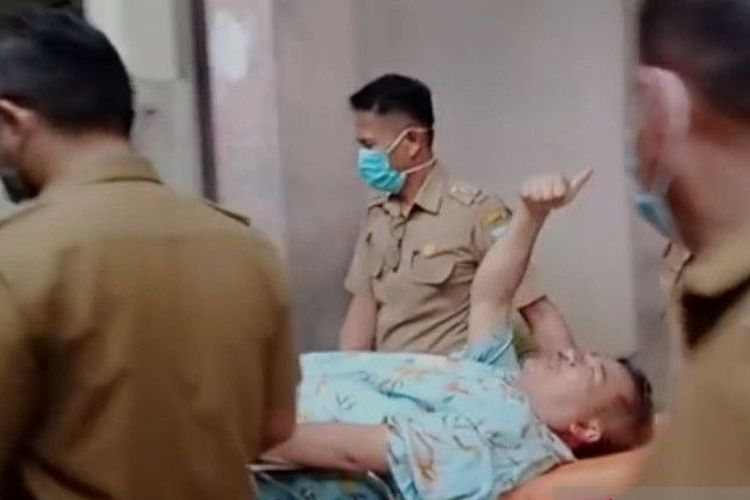 Bupati Garut Rudy Gunawan mendapatkan penanganan medis di RSUD dr Slamet Kabupaten Garut, Jawa Barat, Senin (30/1/2023). 