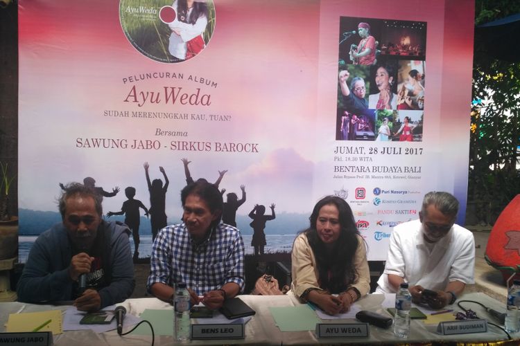 Sawung Jabo, pemandu jumpa pers Bens Leo, dan penyanyi Ayu Weda (dari kiri ke kanan) dalam jumpa pers menjelang peluncuran album Sudah Merenungkah Kau Tuan? di Warung Kubu Kopi, Denpasar, Bali, Kamis (27/7/2017)