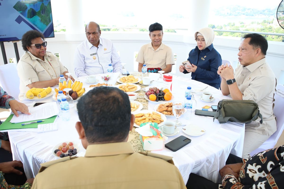 Menteri Dalam Negeri Tito Karnavian menghadiri pertemuan bersama gubernur dan wakil gubernur se-Tanah Papua di Gedung Negara Papua, Jayapura, Senin (22/6/2026). 
