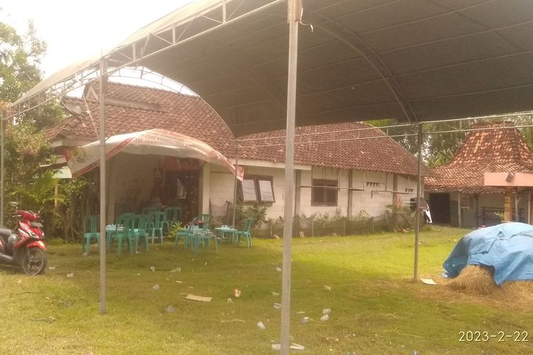 Suasana rumah duka Sudarmo (72) seorang seniman warga Desa Kandangan, Kecamatan Purwodadi, Kabupaten Grobogan, Jawa Tengah yang tewas dihajar tetangganya Nurhadi (42), Rabu (22/2/2023) siang