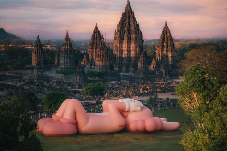 KAWS bersama AllRightReserved dan AKG Entertainment, menampilan boneka raksasa berukuran panjang 45 meter berwarna merah muda yang dinamai dengan ?Accomplice? di Candi Prambanan Yogyakarta