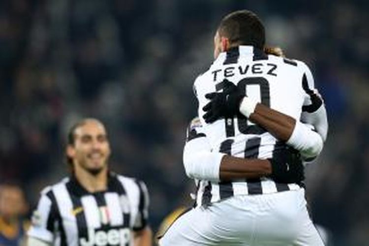 Ekspresi penyerang Juventus Carlos Tevez (kanan) setelah mencetak salah satu dari dua gol ke gawang Hellas Verona, pada pertandingan Serie-A, di Juventus Stadium, Turin, Minggu (18/1/2015). Juventus memenangi laga itu dengan skor 4-0.