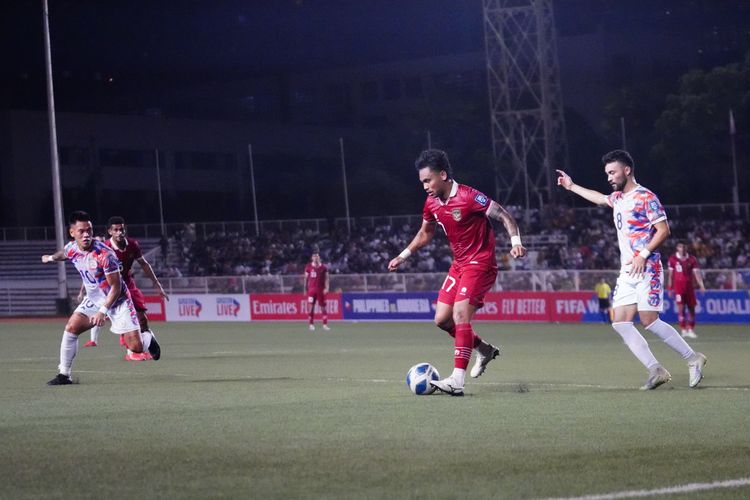 Aksi Saddil Ramdani dalam laga Kualifikasi Piala Dunia 2026 antara Filipina vs Indonesia di Stadion Rizal Memorial, Manila, Selasa (21/11/2023).