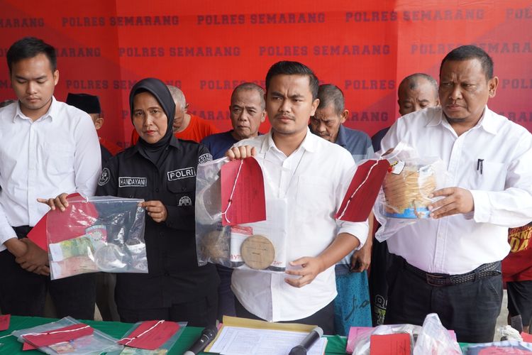 Kasat Reskrim Polres Semarang AKP Kresnawan Hussein menunjukan barang bukti judi dadu