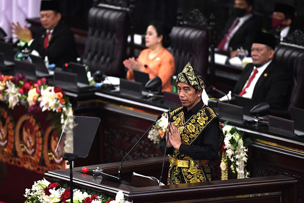 Presiden Joko Widodo menyampaikan pidato dalam rangka penyampaian laporan kinerja lembaga-lembaga negara dan pidato dalam rangka HUT ke-75 Kemerdekaan RI pada sidang tahunan MPR dan Sidang Bersama DPR-DPD di Komplek Parlemen, Senayan, Jakarta, Jumat (14/8/2020). Kepala Negara memilih menggunakan pakaian adat Sabu, Nusa Tenggara Timur, pada sidang tahunan yang digelar di tengah pandemi Covid-19 kali ini.