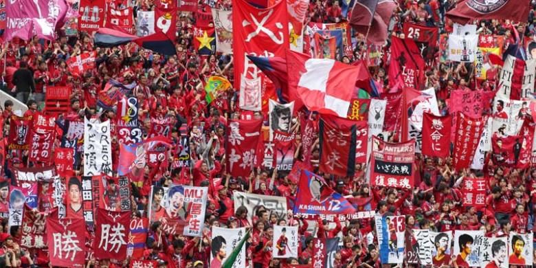 Suporter Kashima Antlers memerahkan Stadion Saitama 2002 untuk memberikan dukungan kepada timnya pada final J League Yamazaki Nobisco Cup 2015 melawan Gamba Osaka, Sabtu (31/10/2015). Kashima menang 3-0 untuk meraih gelar keenamnya.