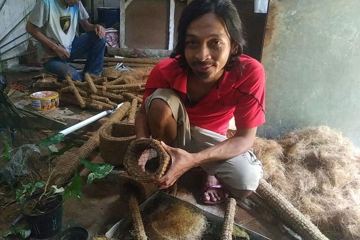 Seto Sutrioko (41) berhasil mengubah limbah serabut kelapa menjadi pot bunga. 